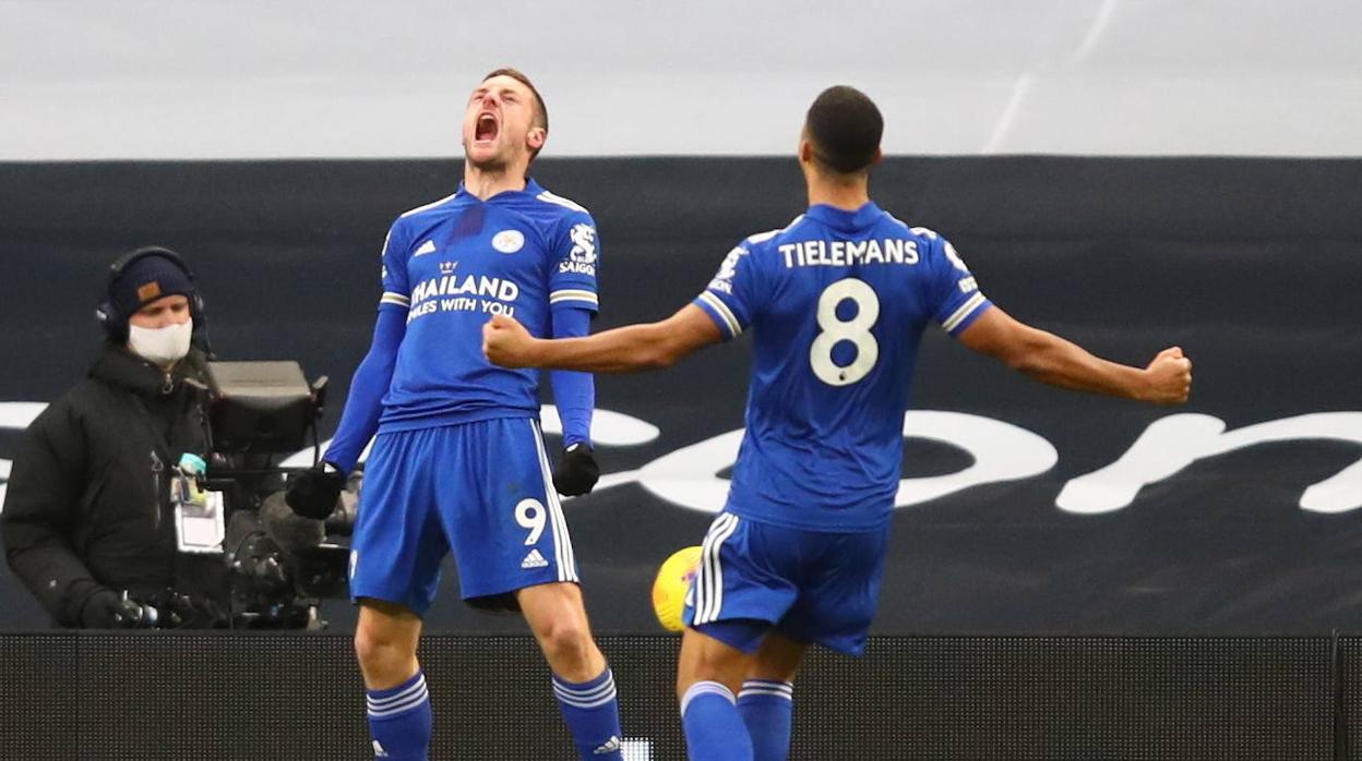 Vardy celebra el gol que marcó de penalti en casa del Tottenham