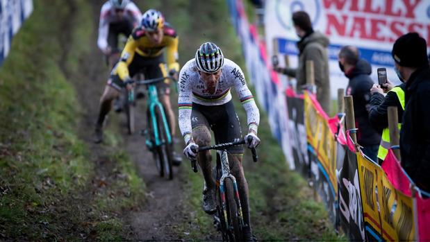 Van der Poel también gana a Van Aert en el barro