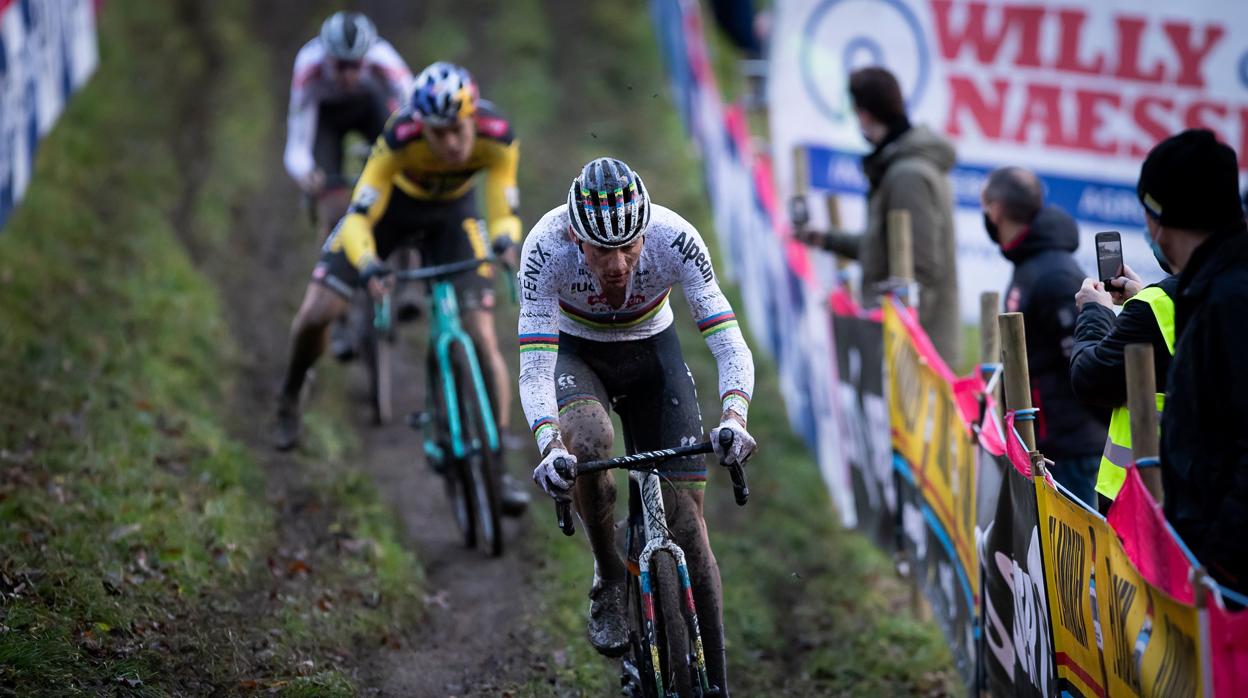 Van der Poel también gana a Van Aert en el barro