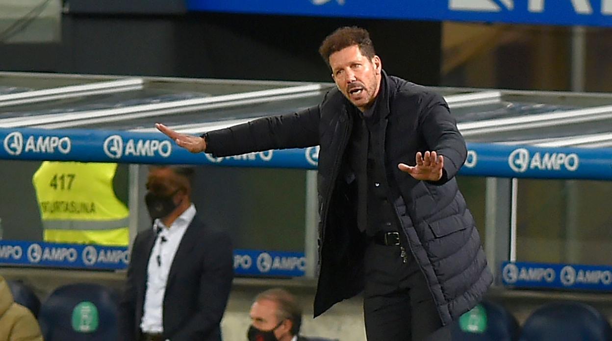 Simeone da indicaciones en la banda durante el último partido del Atlético