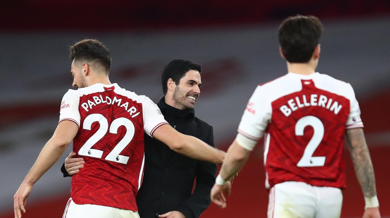 Mikel Arteta felicita a sus jugadores tras la victoria ante el Chelsea