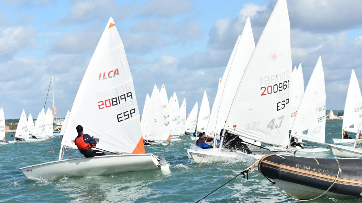 La igualdad acompaña a los aspirantes en la recta final de la Regata de Año Nuevo