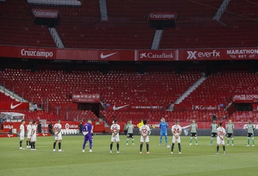 Los jugadores del Sevilla y del Betis guardan un minuto de silencio antes del derbi de junio tras el confinamiento