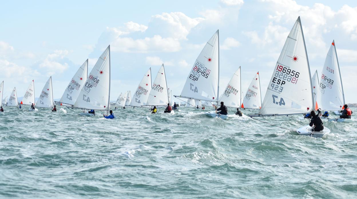 Los regatistas de la clase Ilca 4 en aguas de la bahia de Cádiz