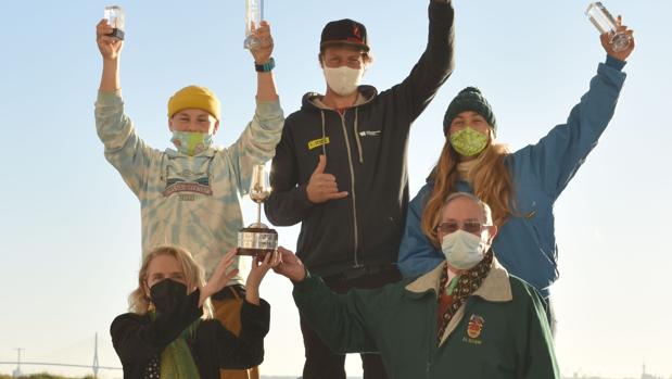 La 17ª Regata de Año Nuevo corona a una veintena de campeones en la bahía de Cádiz