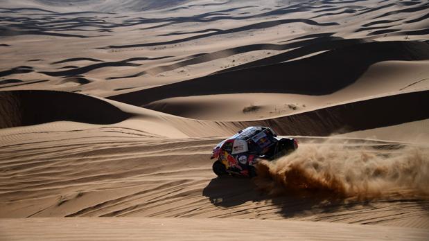 Sainz cede el liderato ante Peterhansel tras una etapa que ganó Al-Attiyah