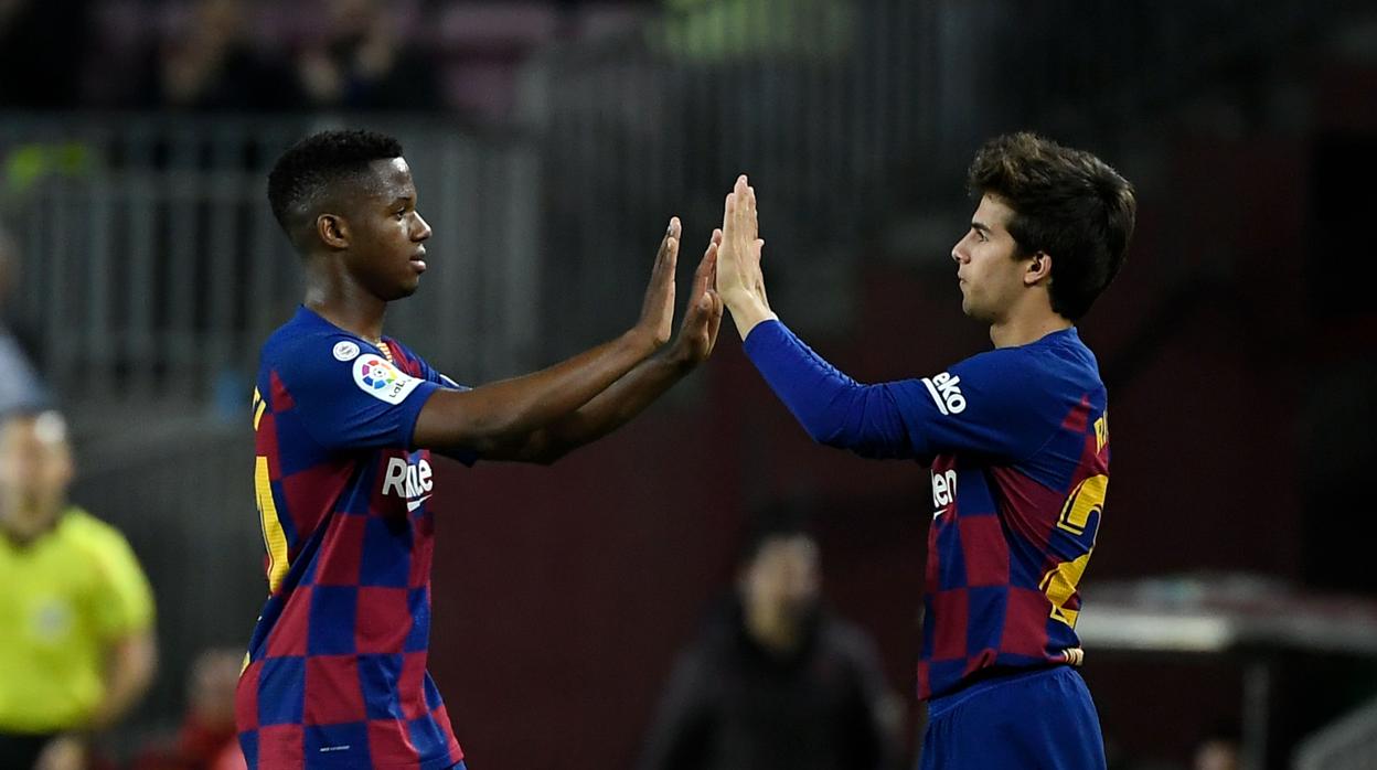 Riqui Puig sustituye a Ansu Fati durante un partido