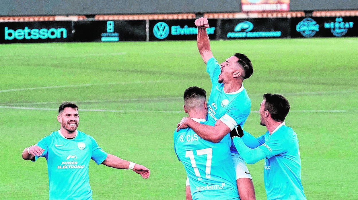 Los jugadores del Ibiza, tras uno de los goles contra el Celta de Vigo