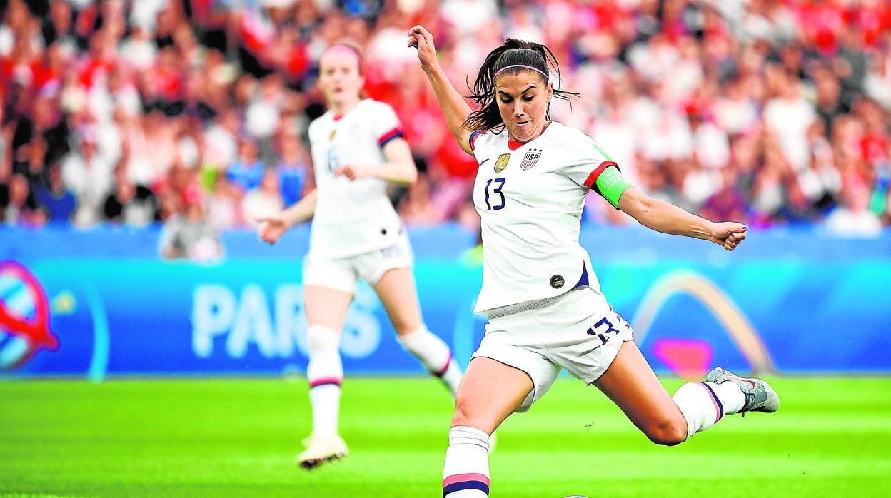 Alex Morgan, durante un partido con la selección estadounidense