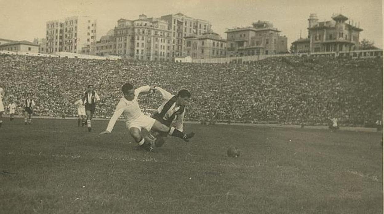 Partido de Liga entre el Madrid y el Alcoyano en septiembre de 1947, duelo que terminó con empate a dos