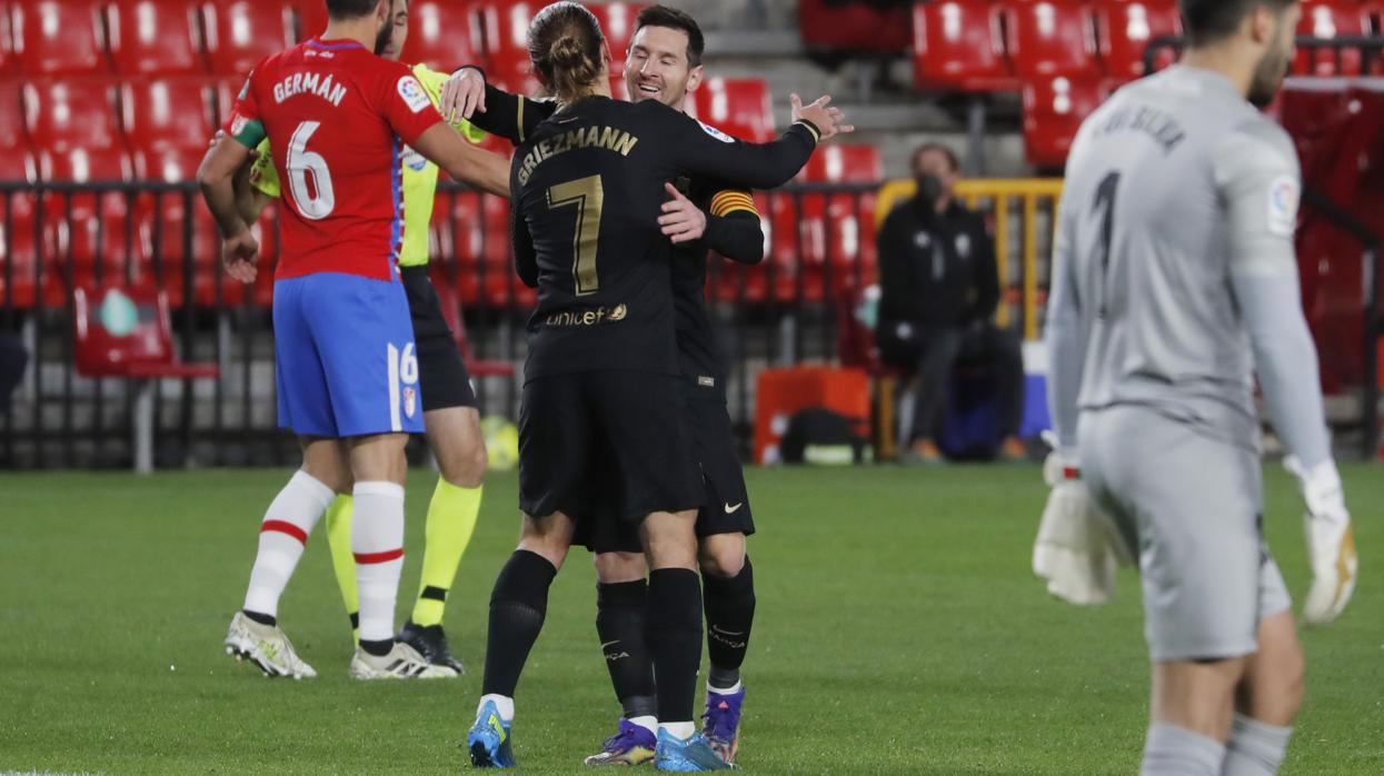 Messi y Griezmann celebran uno de los goles del Barcelona ante el Granada