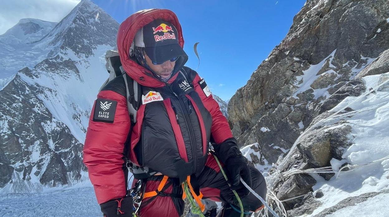 Nirmal Purja, líder del equipo nepalí en el K2, en una imagen en las laderas del K2