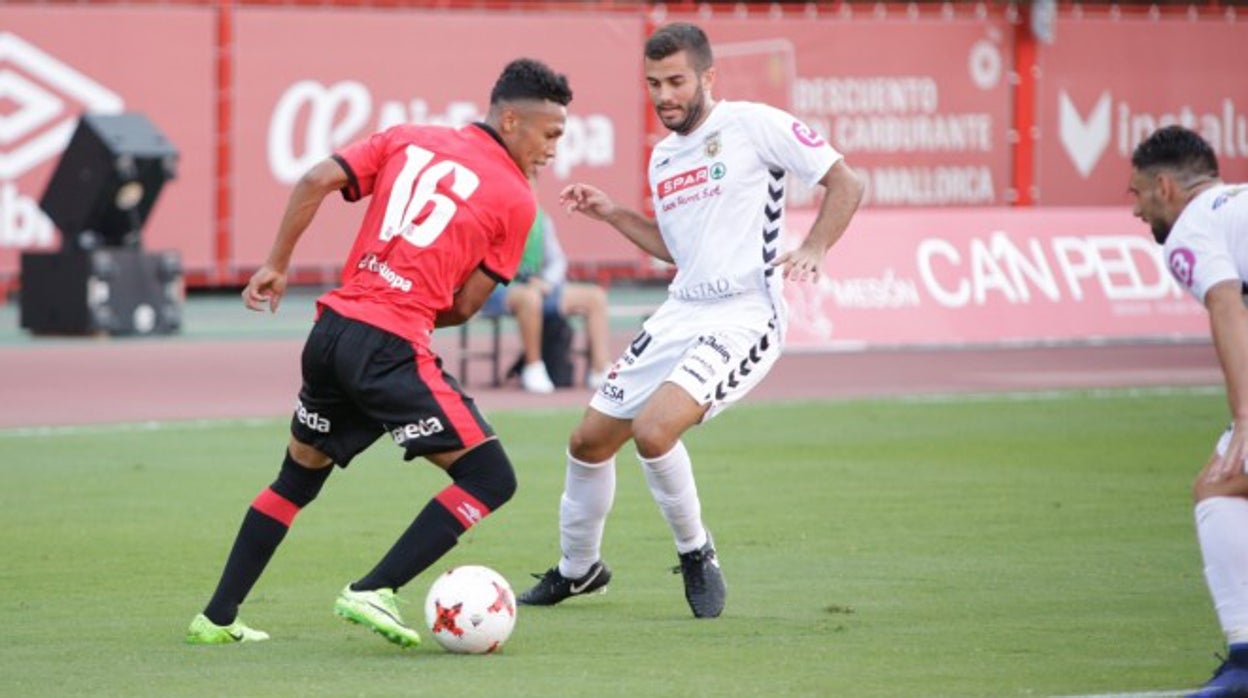 El Mallorca despide a dos jugadores tras ser arrestados por saltarse el toque de queda