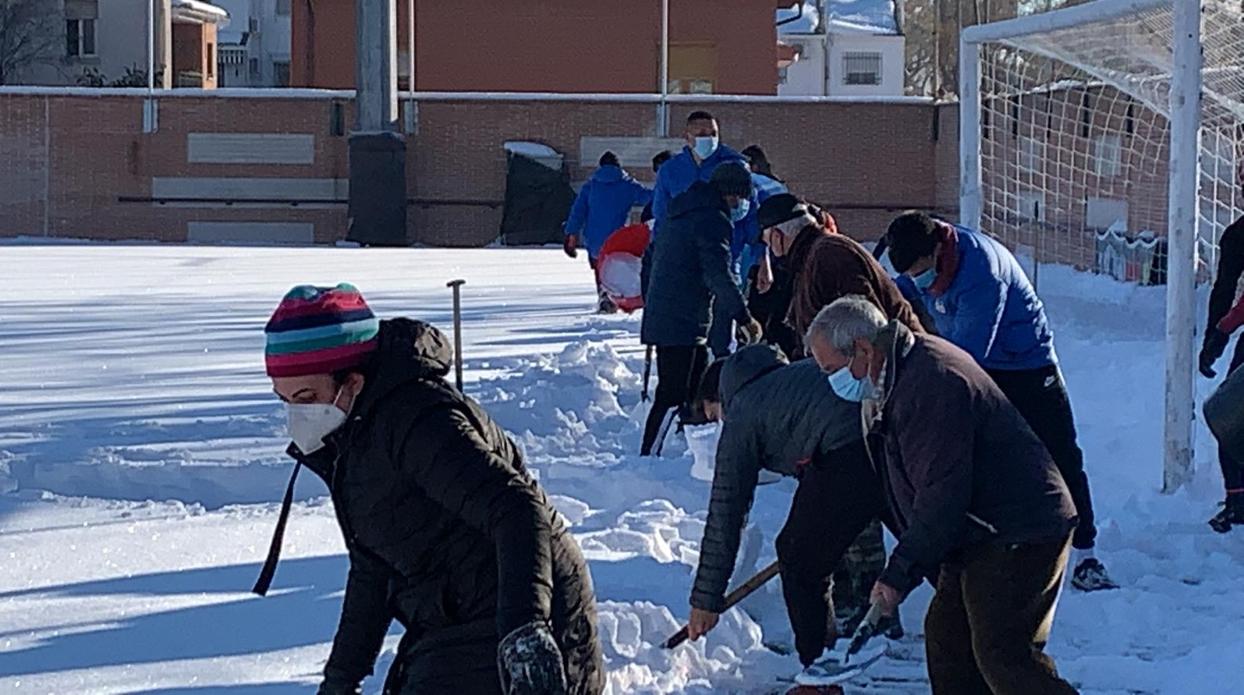 Los seguidores del Navalcarnero, este martes retirando la nieve del Mariano González