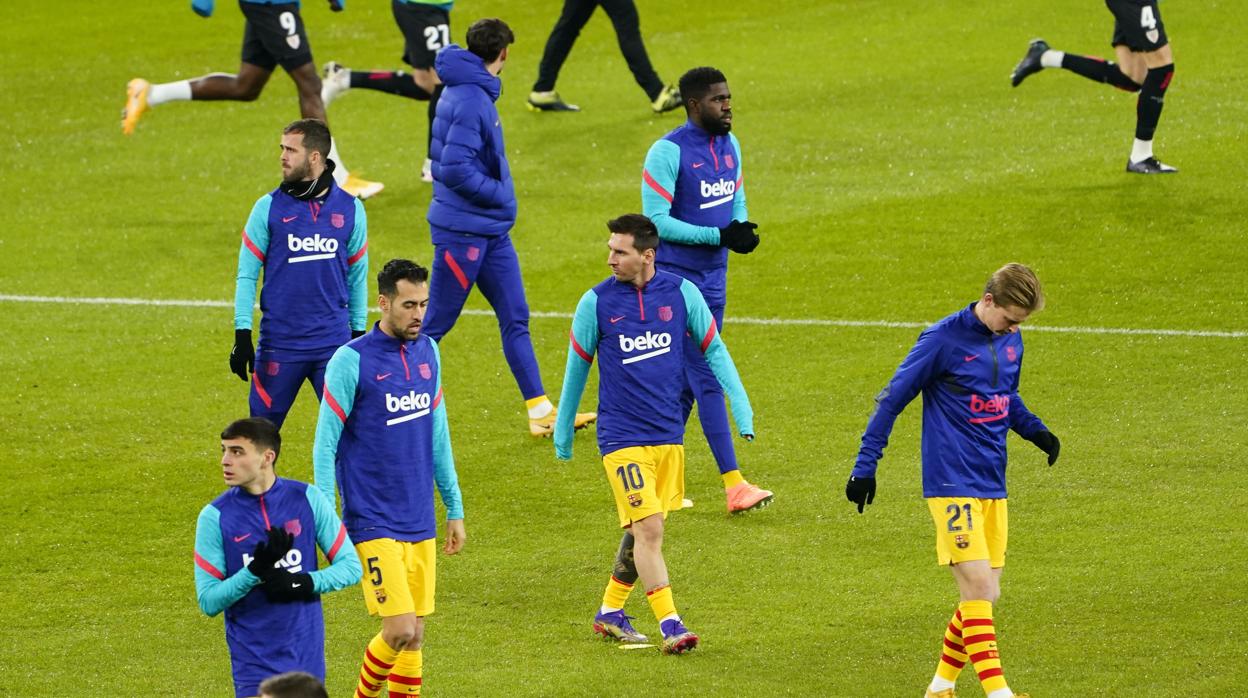 Messi, rodeado de compañeros, durante un entrenamiento