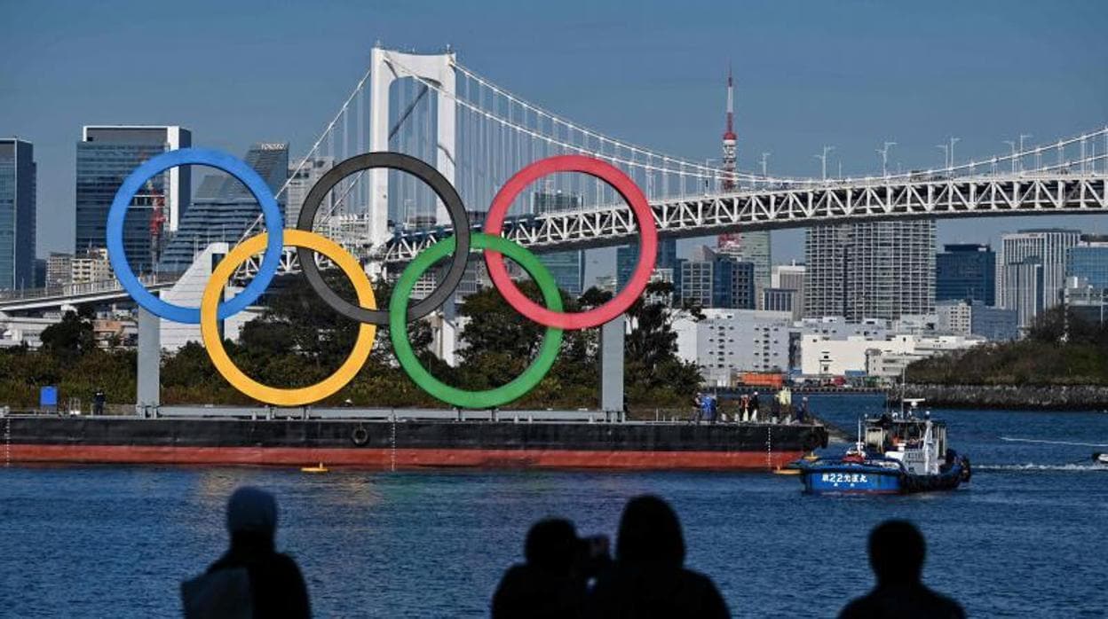 Una imagen de la bahía de Tokio, donde lucen los aros olímpicos