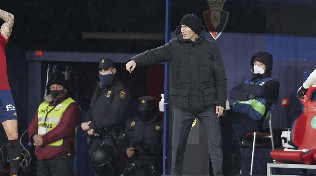 Zidane da instrucciones a sus jugadores durante el partido ante Osasuna