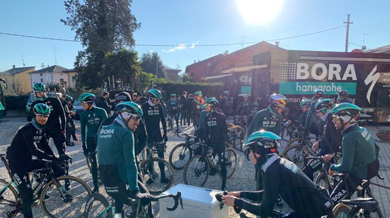 Tres ciclistas del Bora-hansgrohe, hospitalizados tras ser atropellados