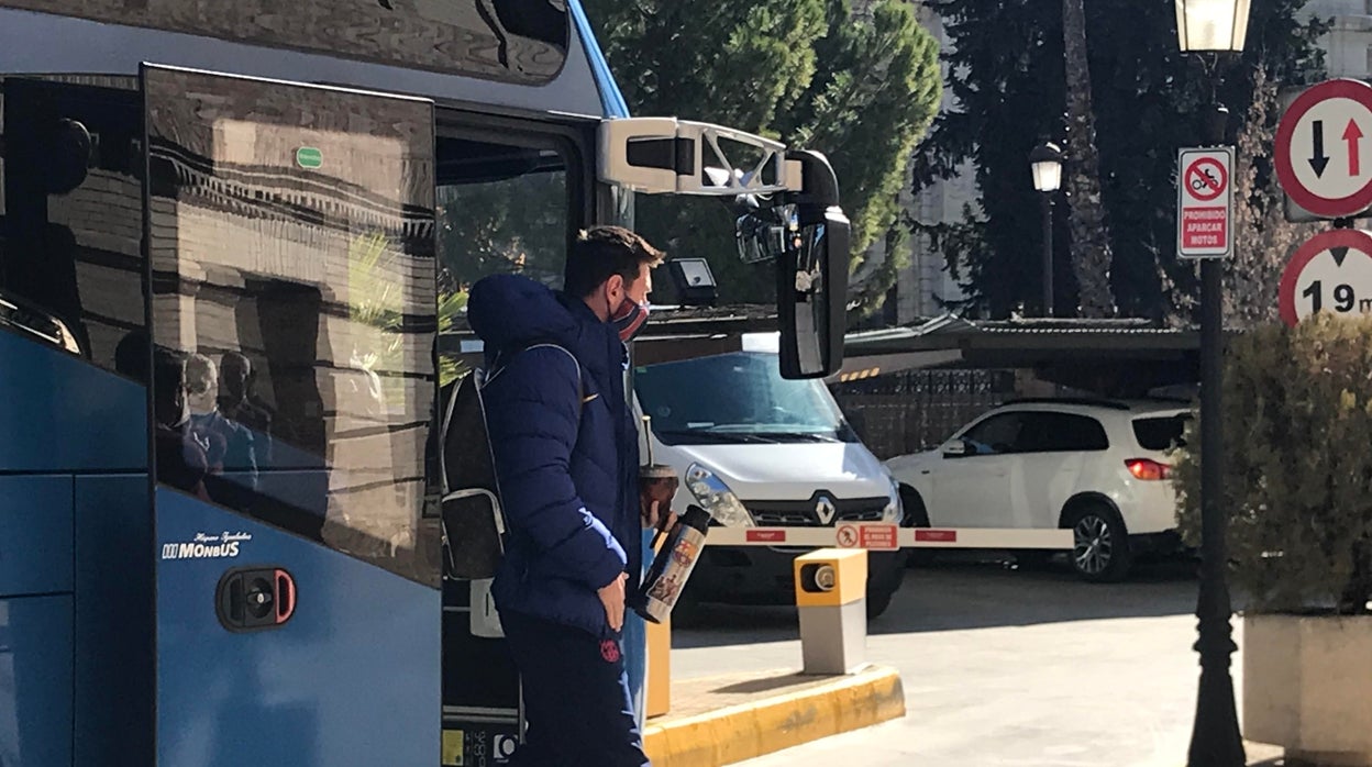 Messi, algo más rezagado que sus compañeros, baja del autobús este mediodía