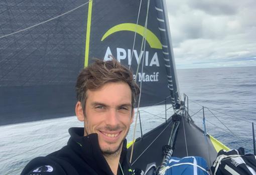 Mientras la flota Vendée Globe asciende, el trimarán «Gitana 17» desciende el Atlantico