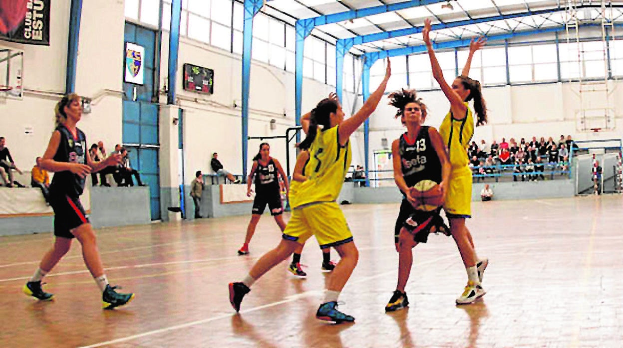 Un partido de un equipo femenino del Estudiantes en la mítica Nevera