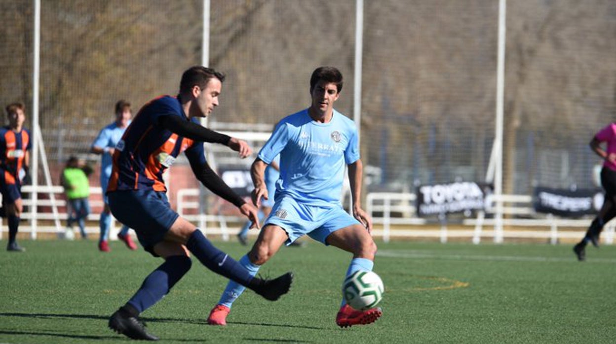 Acción del encuentro del Subgrupo 2 de Primera Andaluza entre el Club Atlético Central y la AD Cerro del Águila