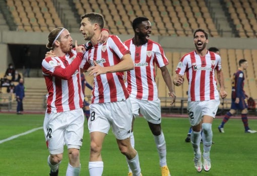 Muniain celebra junto a De Marcos el primer gol del Athletic de Bilbao