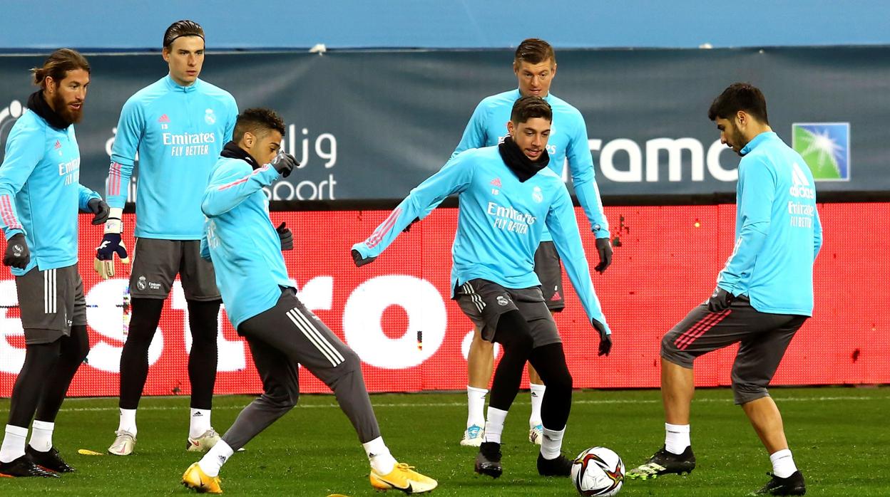 Valverde pelea un balón entre Marianoy Asensio en un entrenamiento