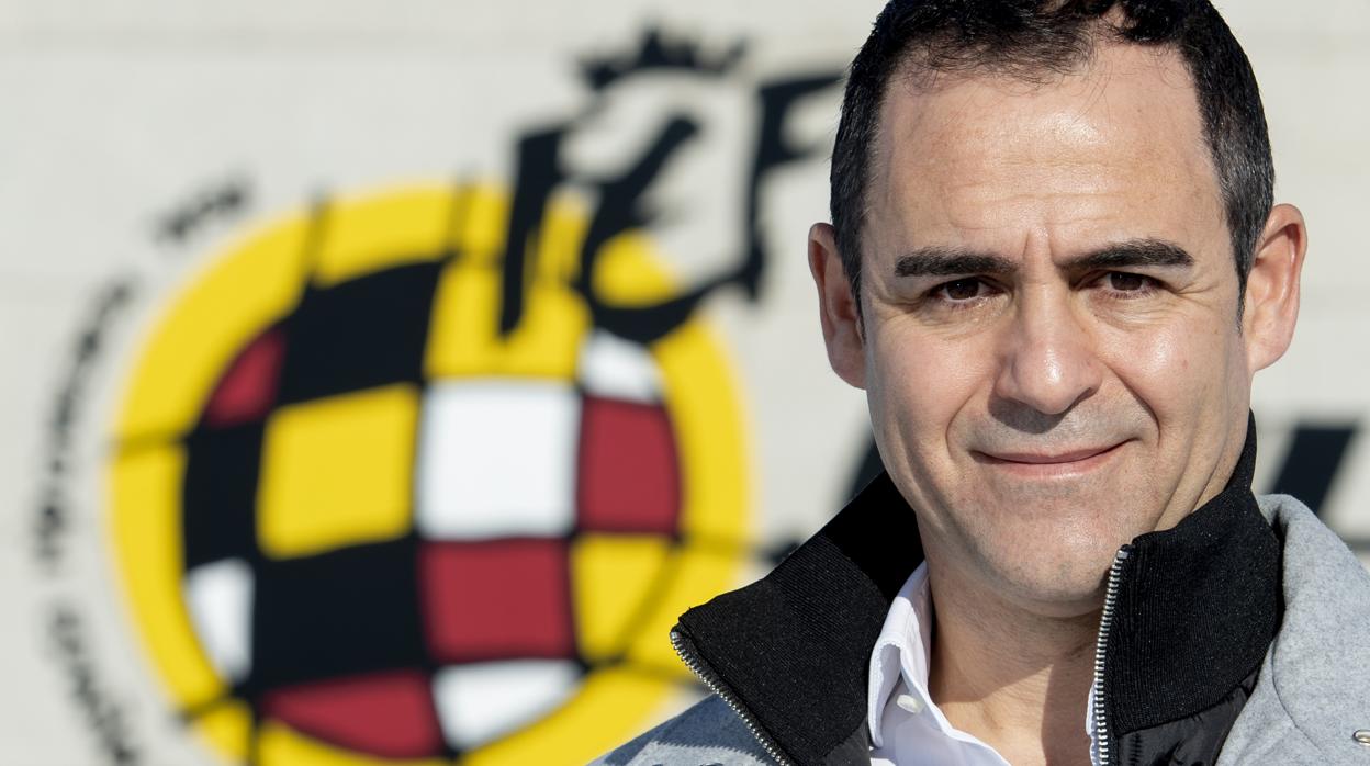 Velasco Carballo, posando para ABC en la Ciudad del Fútbol de Las Rozas