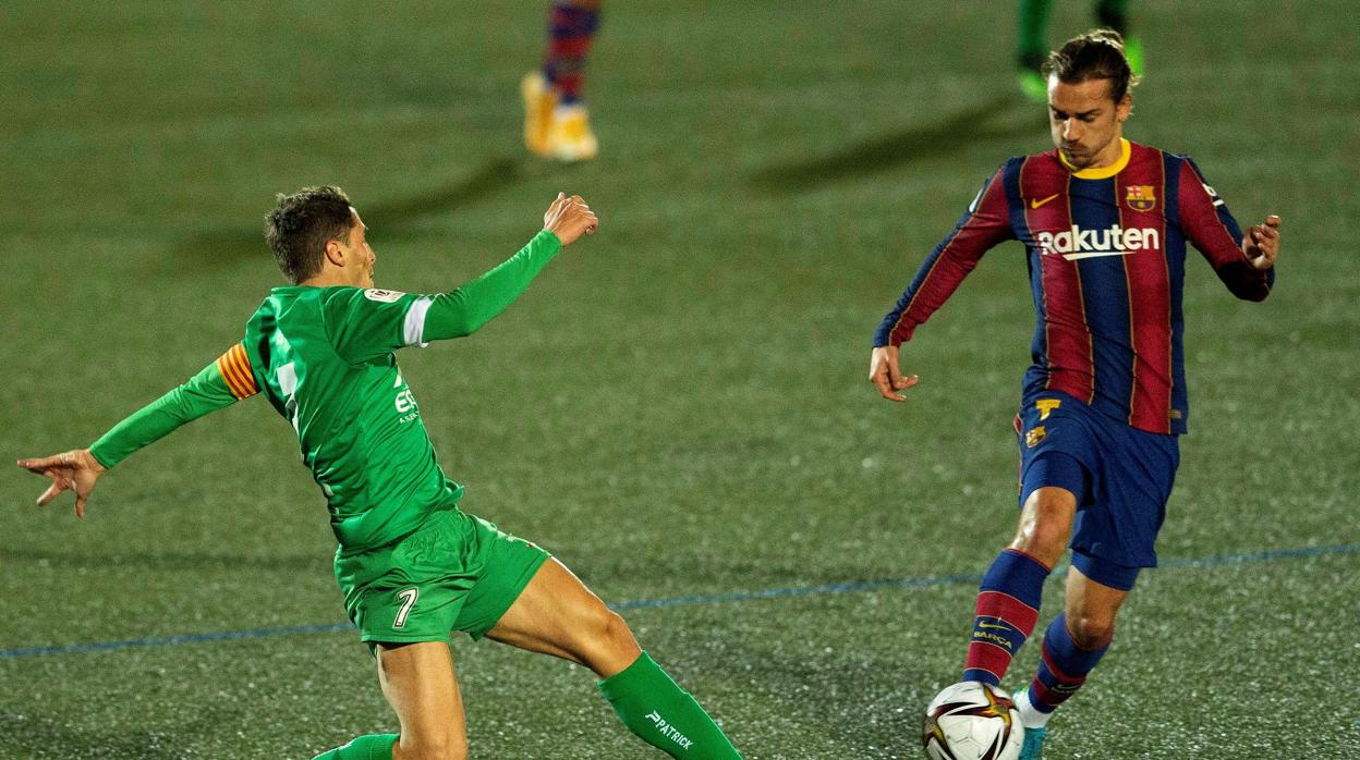 Griezmann realiza un regate durante el partido ante el Cornellá