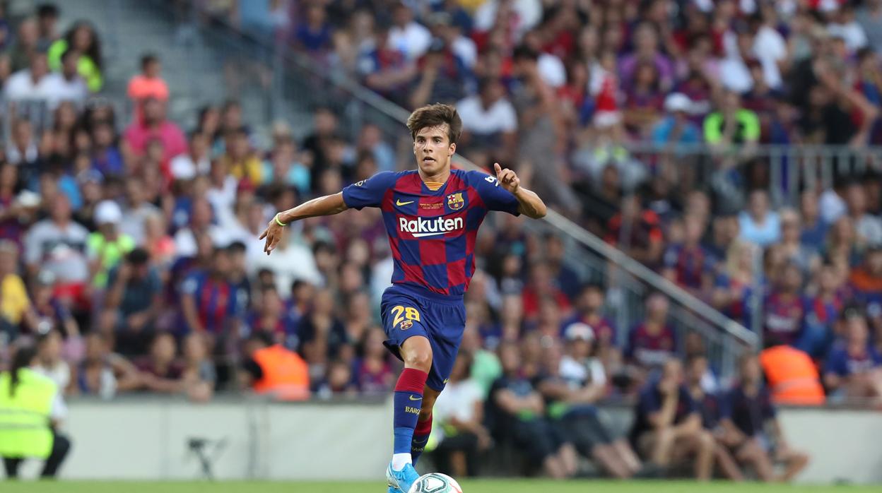 Riqui Puig conduce el balón durante un partido del Barcelona