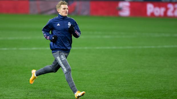 Odegaard espera firmar hoy por el Arsenal y Zidane se quedará con solo cinco medios