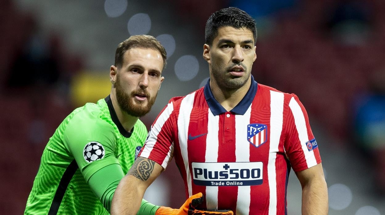 Jan Oblak y Luis Suárez, durante un partido