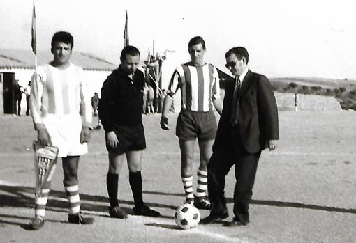 Saque de honor de Carlos Gutiérrez, en un partido del CDA Navalcarnero