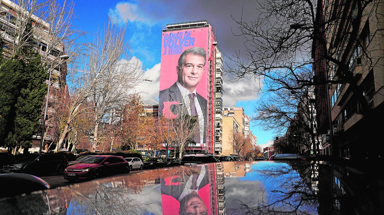 Pancarta gigante de Laporta junto al Bernabéu