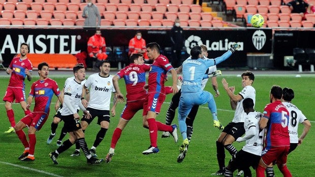 El Valencia respira a costa del Elche