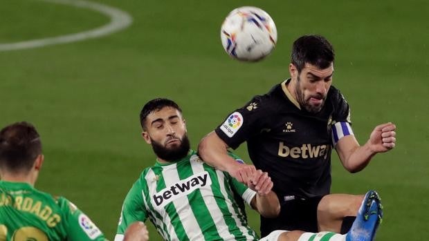 Borja Iglesias dirige la remontada del Betis y hunde al Alavés