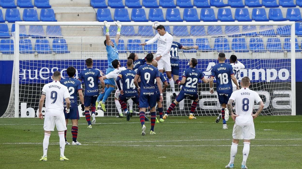 Varane ejerce de Ramos y salva al Madrid