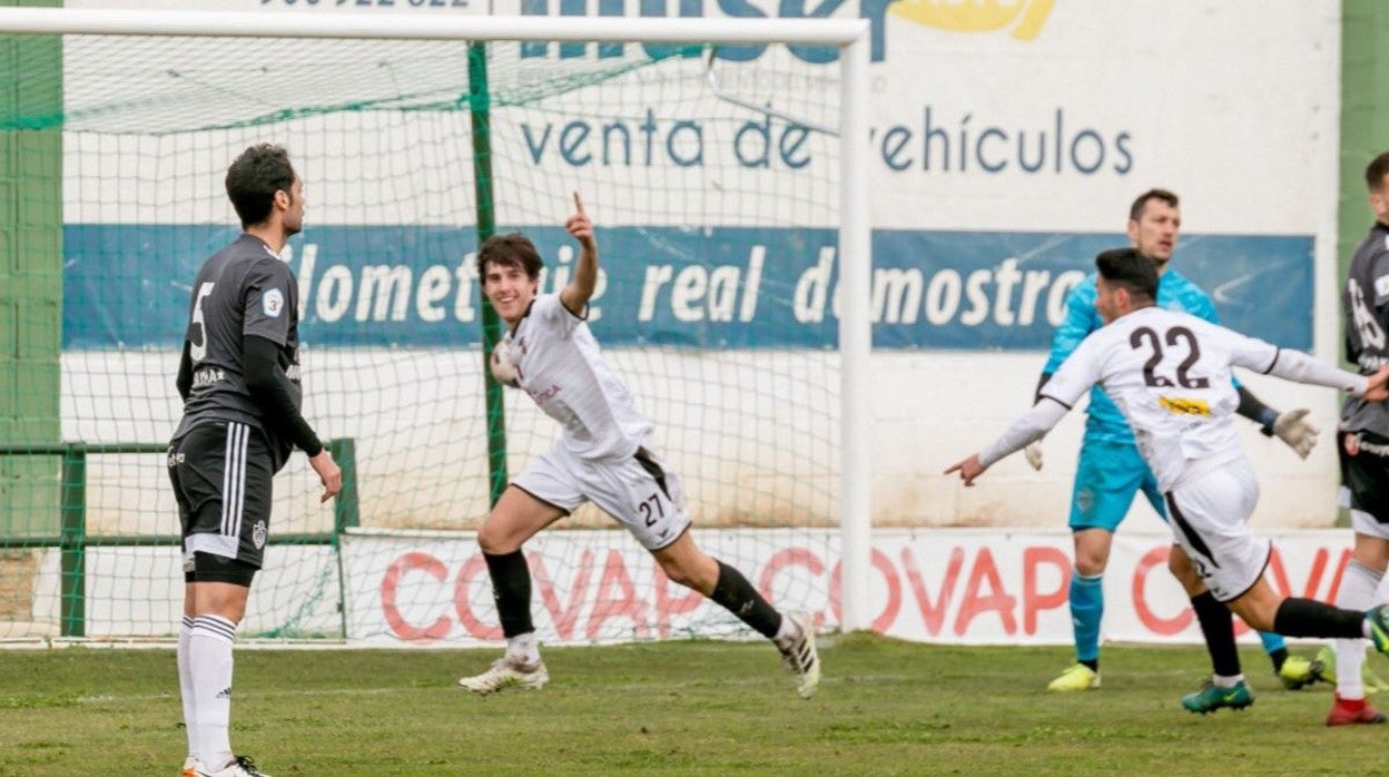 Álex Ortiz, del Utrera, se lamenta ante el gol pozoalbense de Miguel Ángel Sánchez