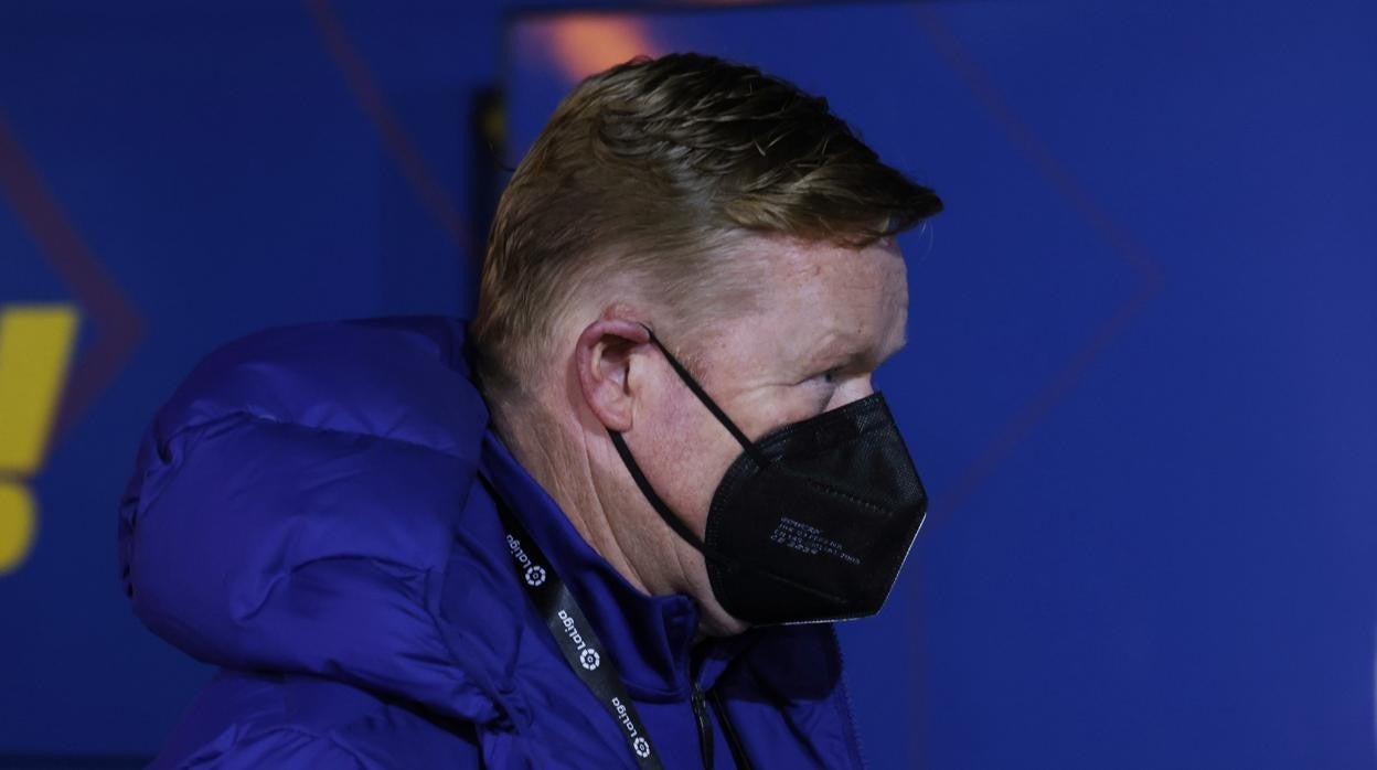 Ronald Koeman se protege con una mascarilla durante un partido del Barcelona