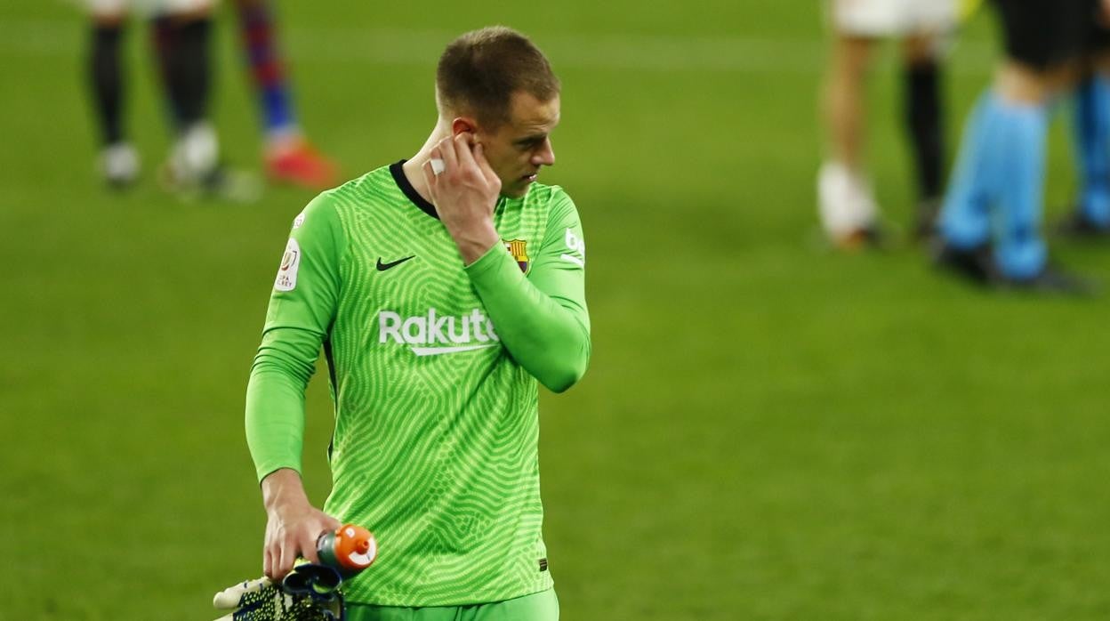 Ter Stegen se retira del campo con cara de preocupación tras la derrota