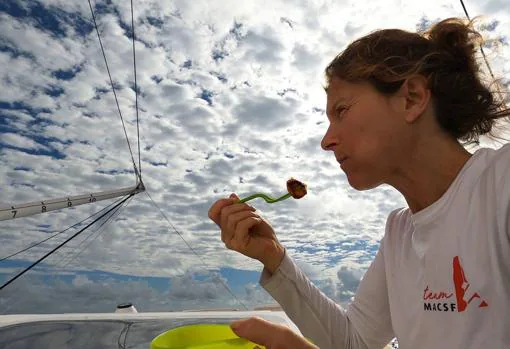 Samantha Davies e Isabelle Joschke ya navegan en el hemisferio norte fuera de regata