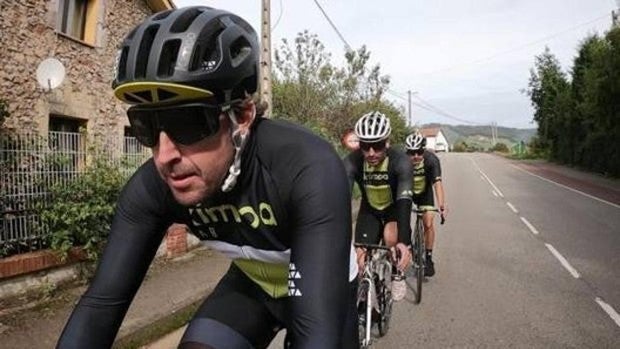 Un coche arrolla a Fernando Alonso mientras practicaba ciclismo en Suiza