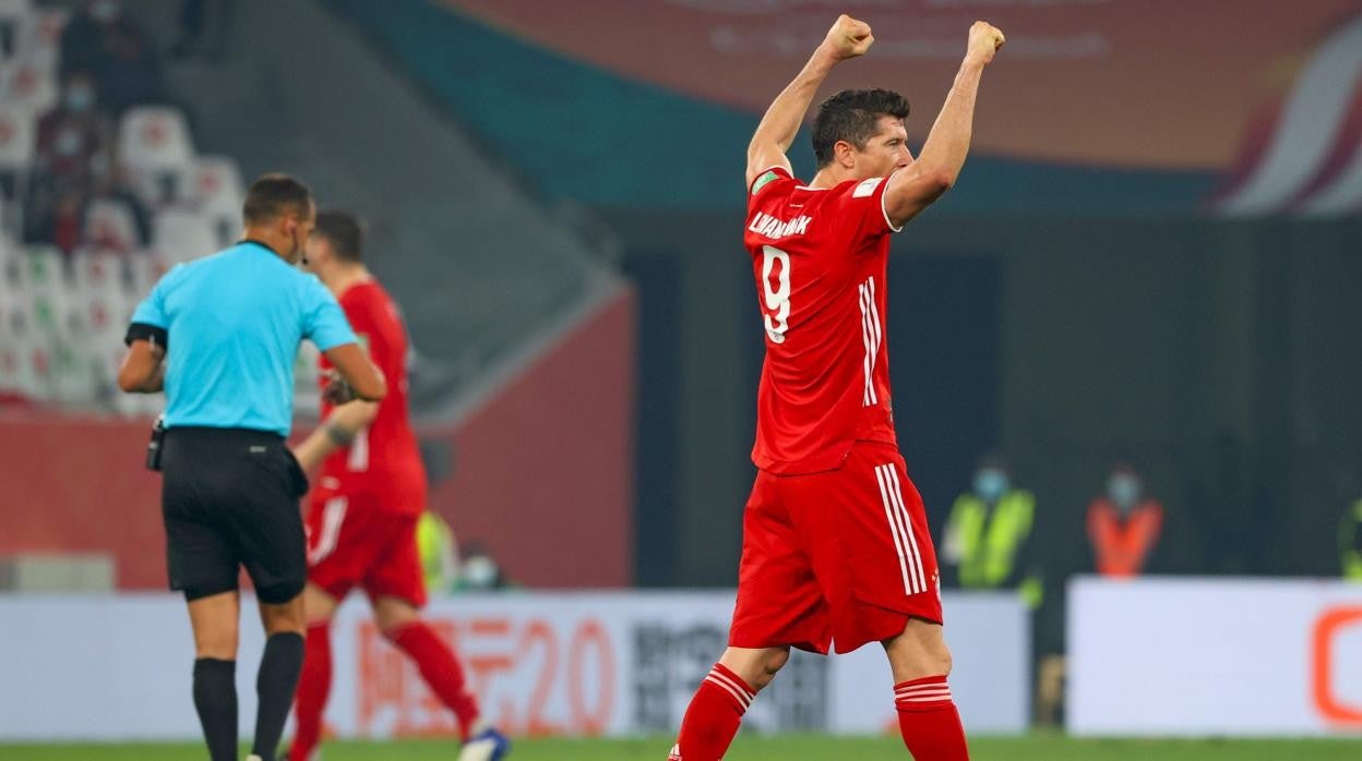 Robert Lewandowski celebra el triunfo del Bayern ante el Tigres