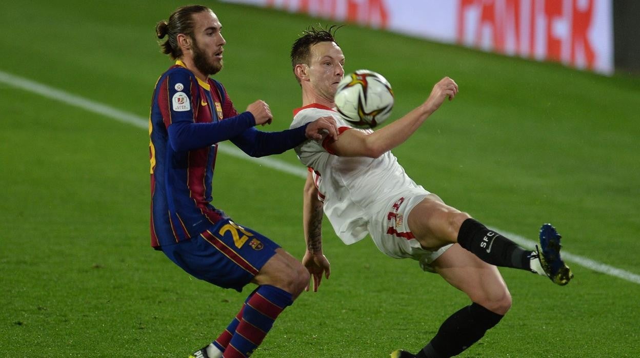 Rakitic trata de zafarse de Mingueza