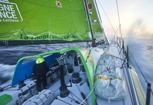 Clément Giraud llegó a Les Sables y Miranda Merron a 300 millas de la llegada