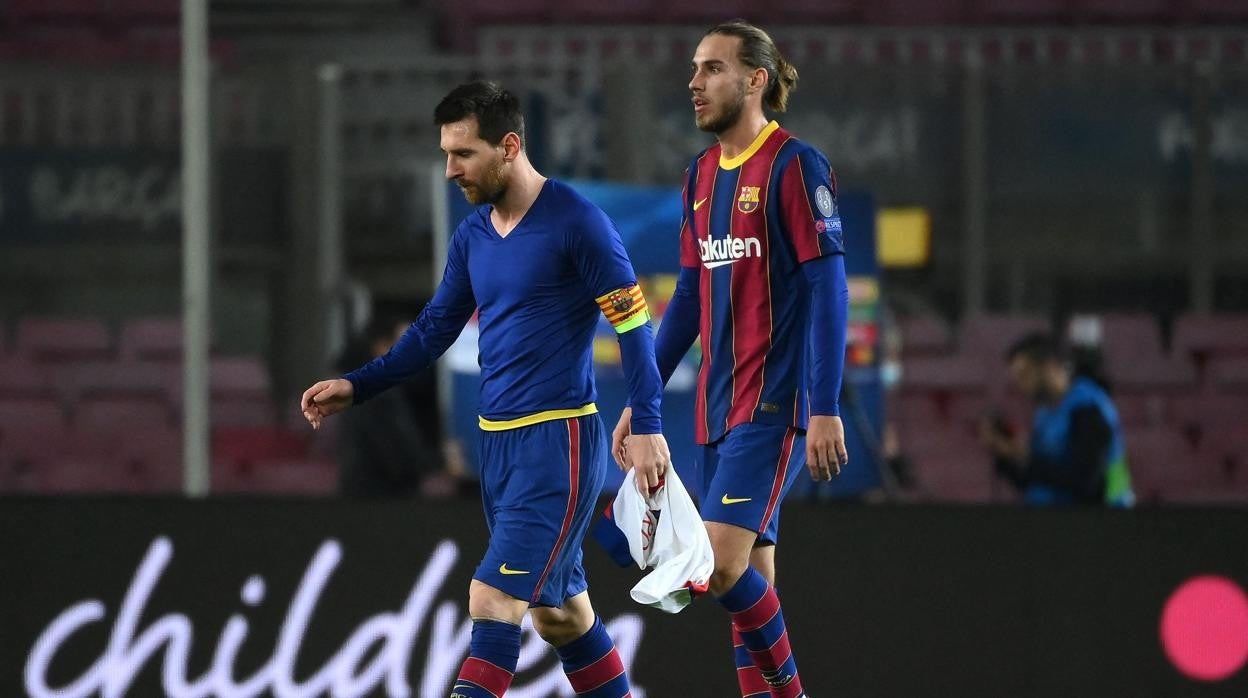 Messi y Mngueza, tras el partido que el Barcelona disputó ayer contra el PSG