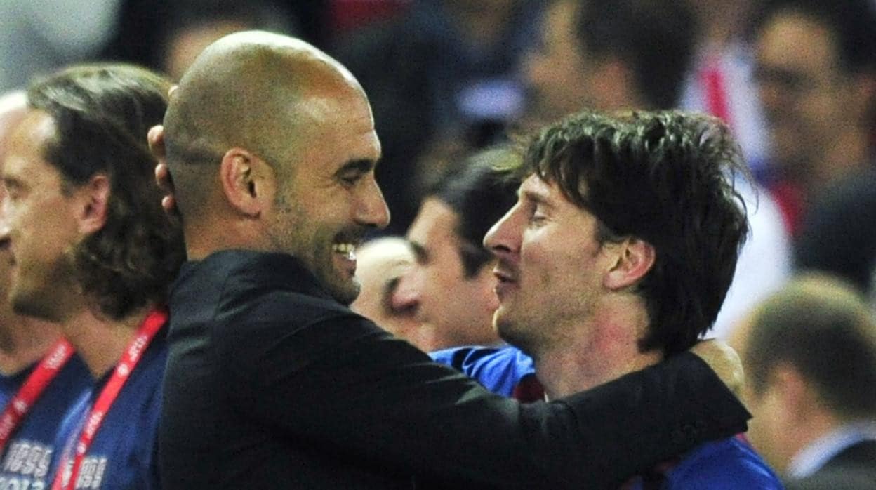 Leo Messi y Pep Guardiola se abrazan cuando el entrenador aún estaba en el Barcelona
