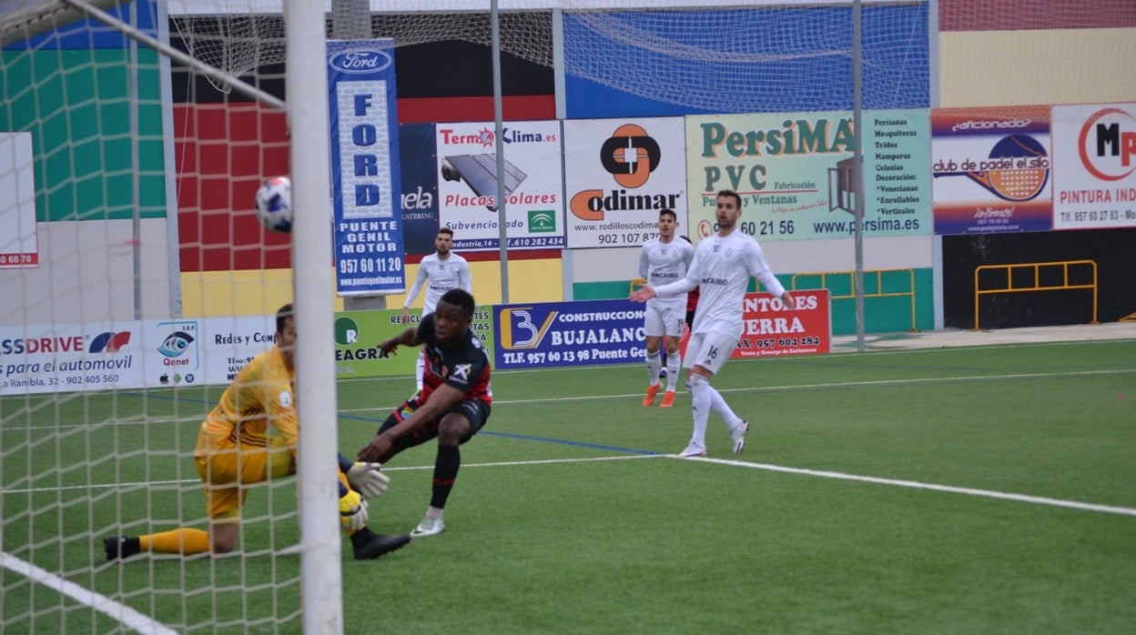 Felix Chenkham anota el primer gol del Salerm al Utrera ayer