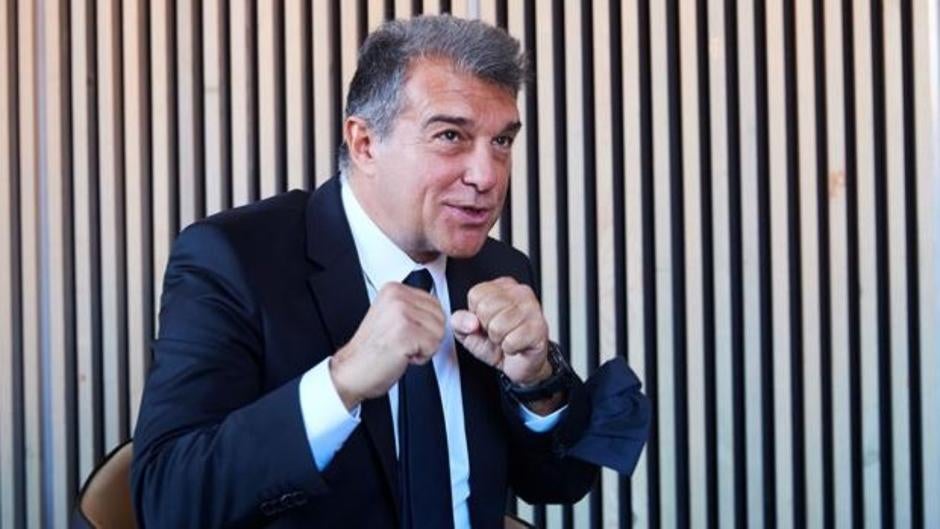 Joan Laporta presenta su proyecto para el Barça apoyado por míticos exjugadores